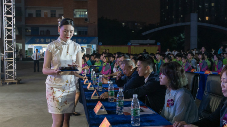 2021四川新華新專業發布會暨“強國青年·百萬獎學金計劃”完美啟動