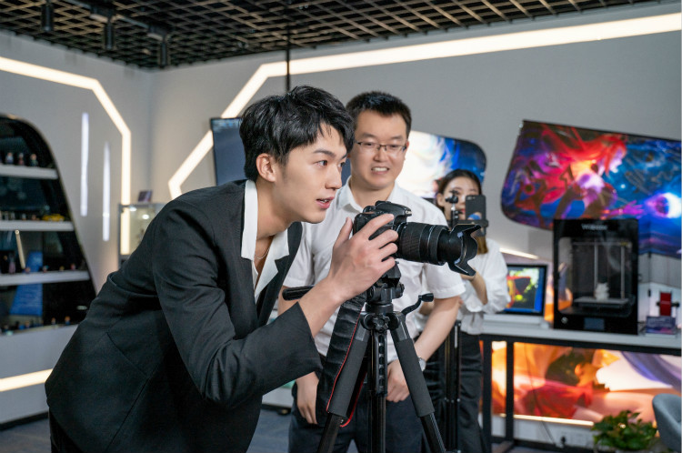 明星帶路|盧東旭探秘校園黑科技，直擊新華硬實(shí)力！