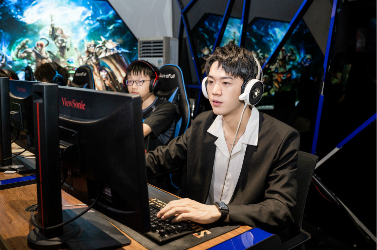 明星帶路|盧東旭探秘校園黑科技，直擊新華硬實(shí)力！