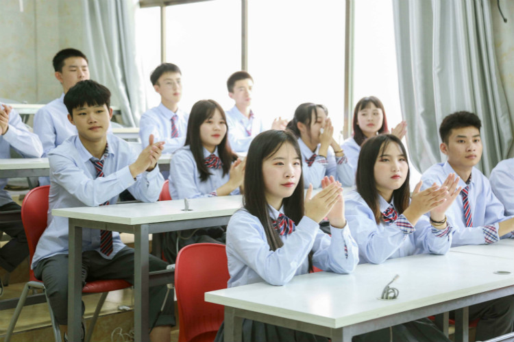 明星@擇校選專業的你，上職校我們共同推薦新華！