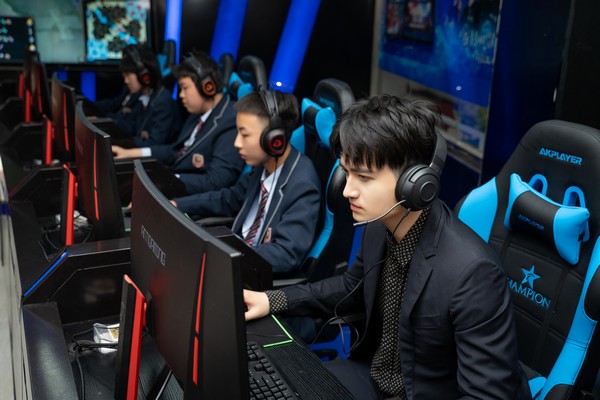 明星@擇校選專業的你，上職校我們共同推薦新華！