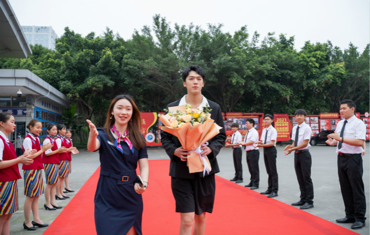 明星@擇校選專業的你，上職校我們共同推薦新華！