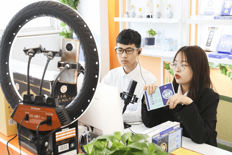 校企共贏 揭開新華電腦教育六大產(chǎn)教融合實(shí)訓(xùn)基地神秘面紗