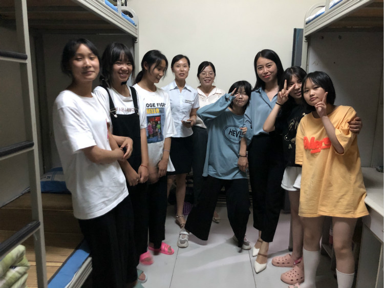 傳遞溫情|四川新華院領導走訪宿舍慰問學生