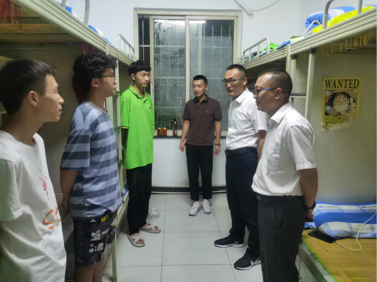 傳遞溫情|四川新華院領導走訪宿舍慰問學生