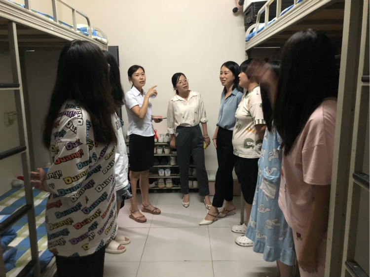 傳遞溫情|四川新華院領導走訪宿舍慰問學生