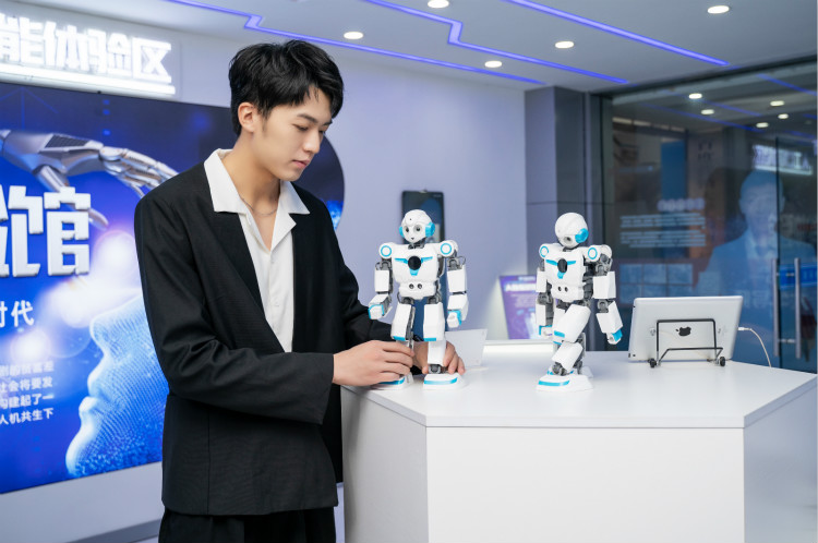 【新興專業解讀】—人工智能空前火爆，新華教學和就業如何？