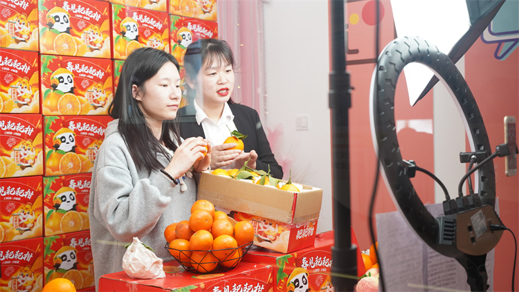 電商專業學生電商直播實訓活動如火如荼開展中……