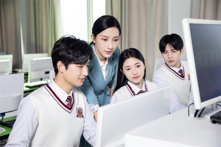 成都新華高級技工學校升格在即，職業學校學生就業優勢解讀！