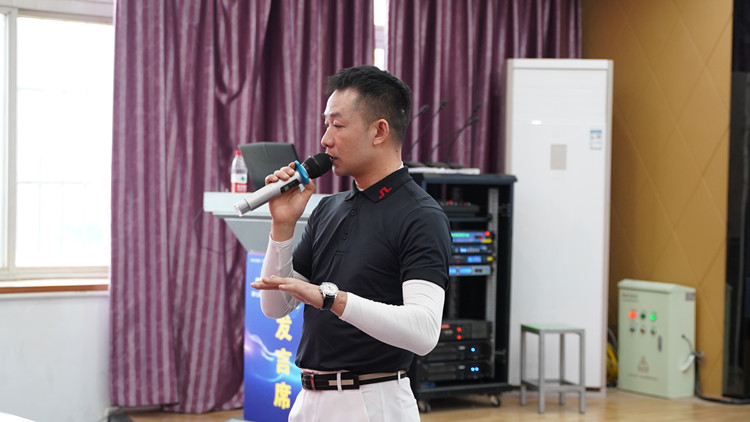 大咖新華行|四川小白球揮桿成就就業(yè)夢(mèng)想