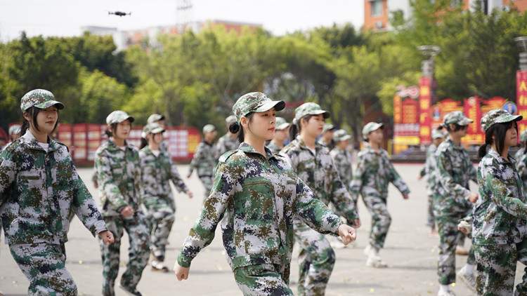 成都新華高級技工學校素質拓展訓練匯演盛大啟幕