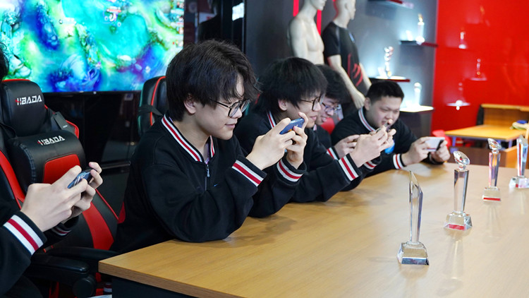 RNG三比二奪冠！電子競技行業崛起