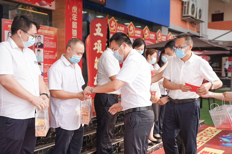 雙節(jié)同慶，情滿校園