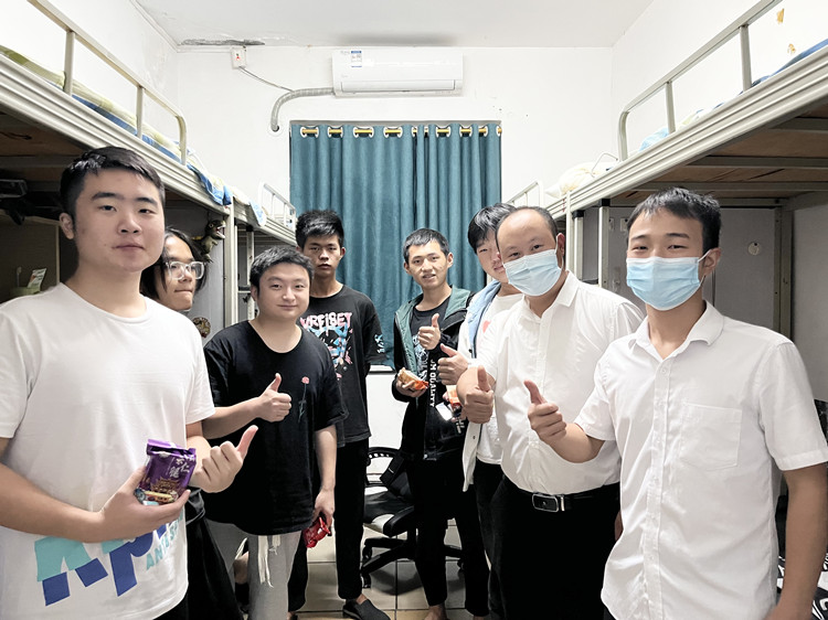 雙節(jié)同慶，情滿校園