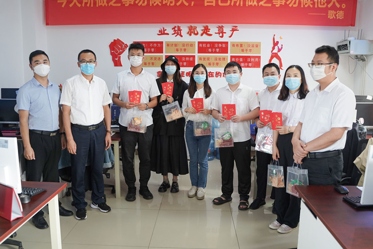 雙節(jié)同慶，情滿校園