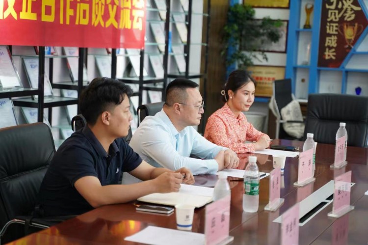 成都新華與新蔚航空開(kāi)展校企合作交流會(huì)圓滿舉行