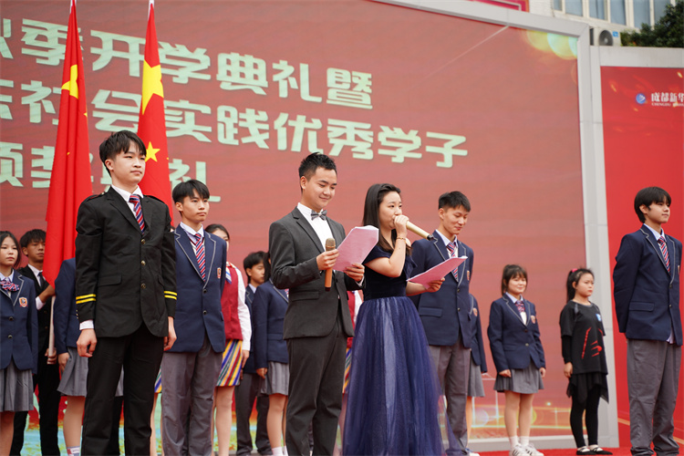 啟航！現(xiàn)場直擊2022級新生開學(xué)典禮暨京東社會實踐表彰大會！