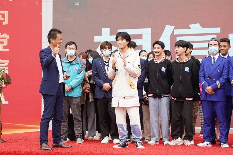 程龍老師新華“學生習慣養成教育”主題演講