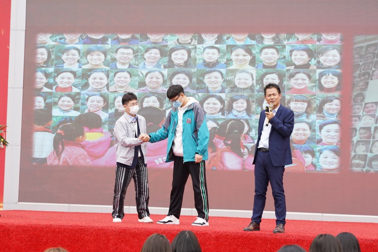 程龍老師新華“學生習慣養成教育”主題演講