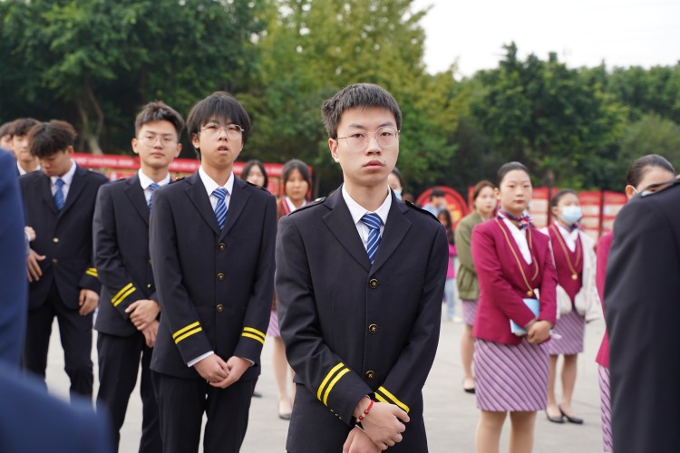 二十大奮進(jìn)譜華章，新華緊隨育棟梁