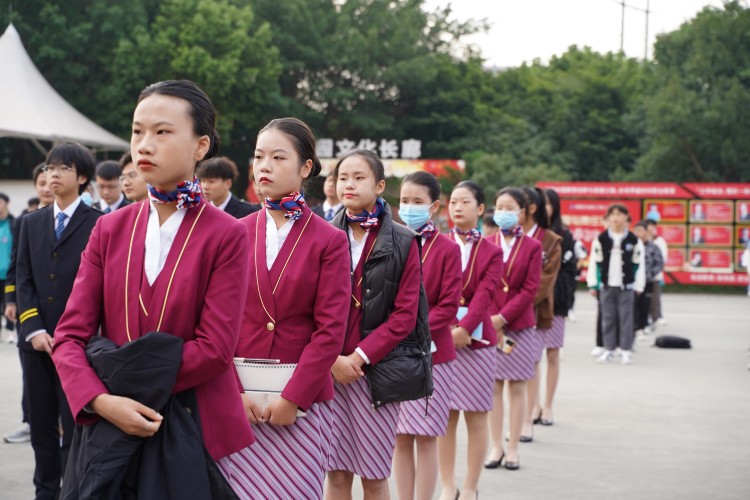 二十大奮進(jìn)譜華章，新華緊隨育棟梁