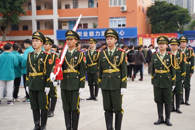 二十大奮進(jìn)譜華章，新華緊隨育棟梁