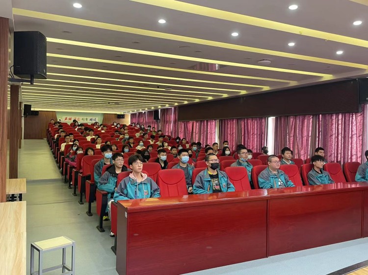 二十大奮進(jìn)譜華章，新華緊隨育棟梁