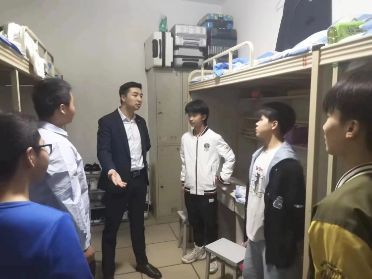 二十大奮進(jìn)譜華章，新華緊隨育棟梁