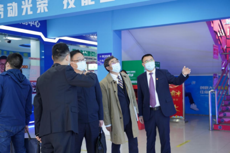 成都市技工院校規范辦學評估工作組一行蒞臨我校開展規范辦學評估工作