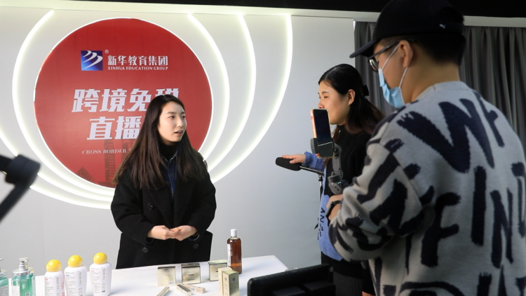 新華電腦教育開展“百企千師進(jìn)萬家”活動