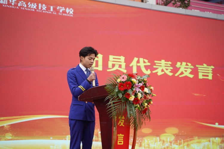 青春心向黨！與新華新生團員一起見證這場授牌、揭牌儀式