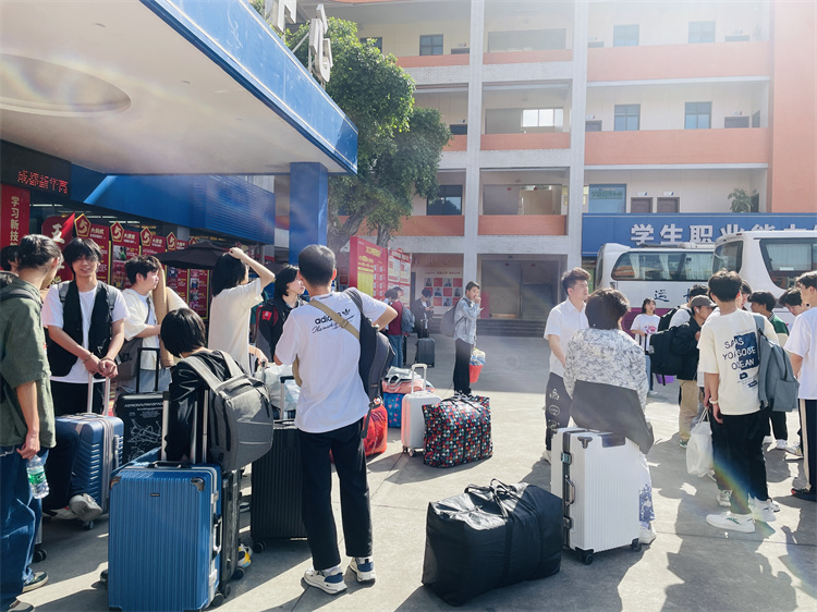 不負(fù)韶華，再攀高峰！新華京東社會(huì)實(shí)踐歡送會(huì)