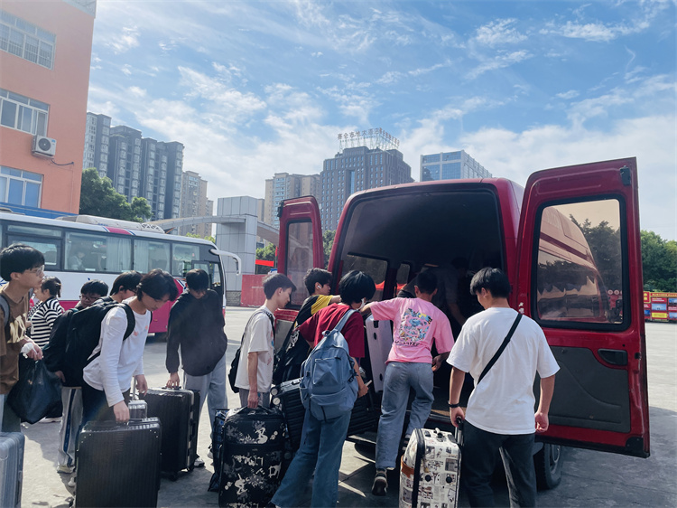 不負(fù)韶華，再攀高峰！新華京東社會(huì)實(shí)踐歡送會(huì)