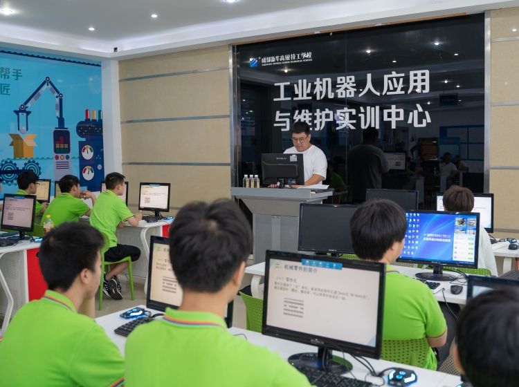 成都新華工業機器人暑期夏令營,開營！