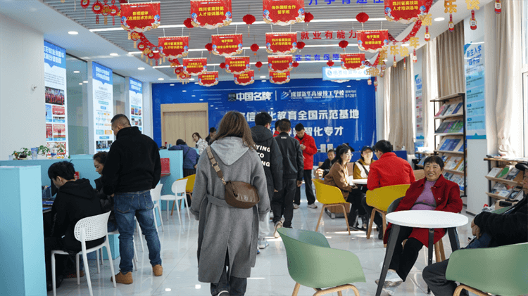 堅(jiān)持熱愛，一往無前|來看她為什么選擇成都新華？