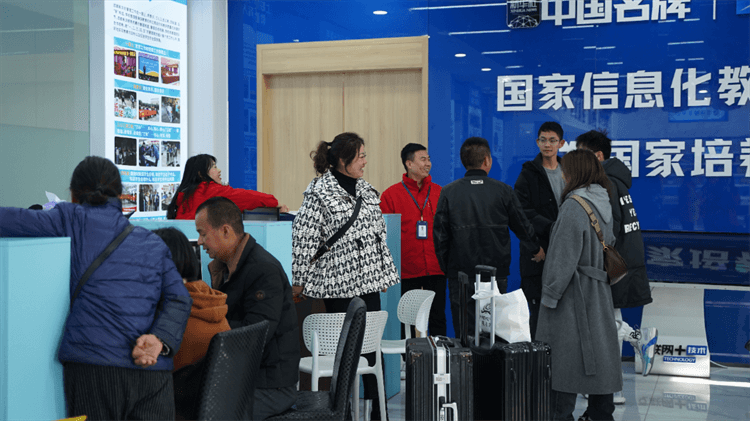 堅(jiān)持熱愛，一往無前|來看她為什么選擇成都新華？