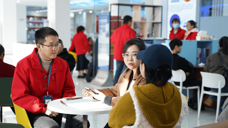 堅(jiān)持熱愛，一往無前|來看她為什么選擇成都新華？