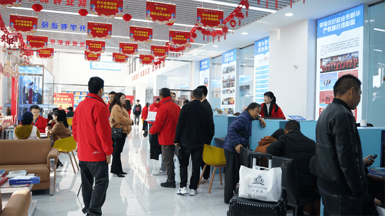 堅(jiān)持熱愛，一往無前|來看她為什么選擇成都新華？