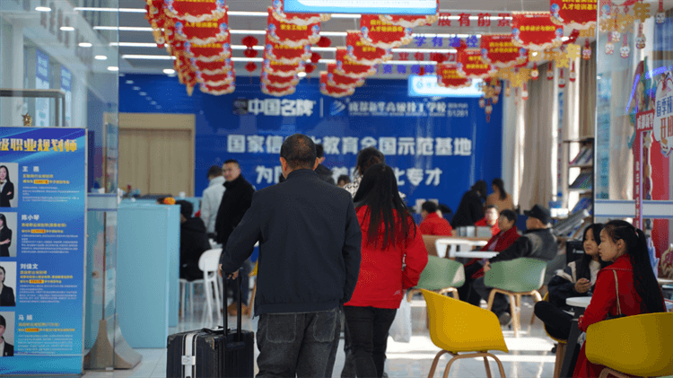 堅(jiān)持熱愛，一往無前|來看她為什么選擇成都新華？