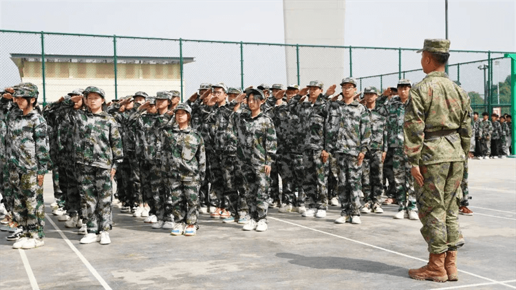 2024級春季新生軍事素質(zhì)拓展訓練匯報表演