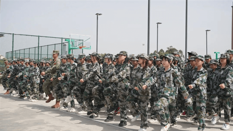 2024級春季新生軍事素質(zhì)拓展訓練匯報表演