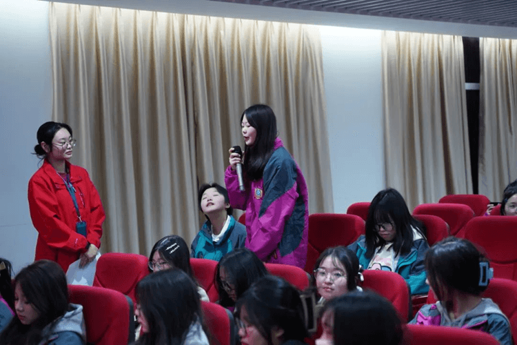 成都新華高級技工學(xué)校“垃圾分類”在行動