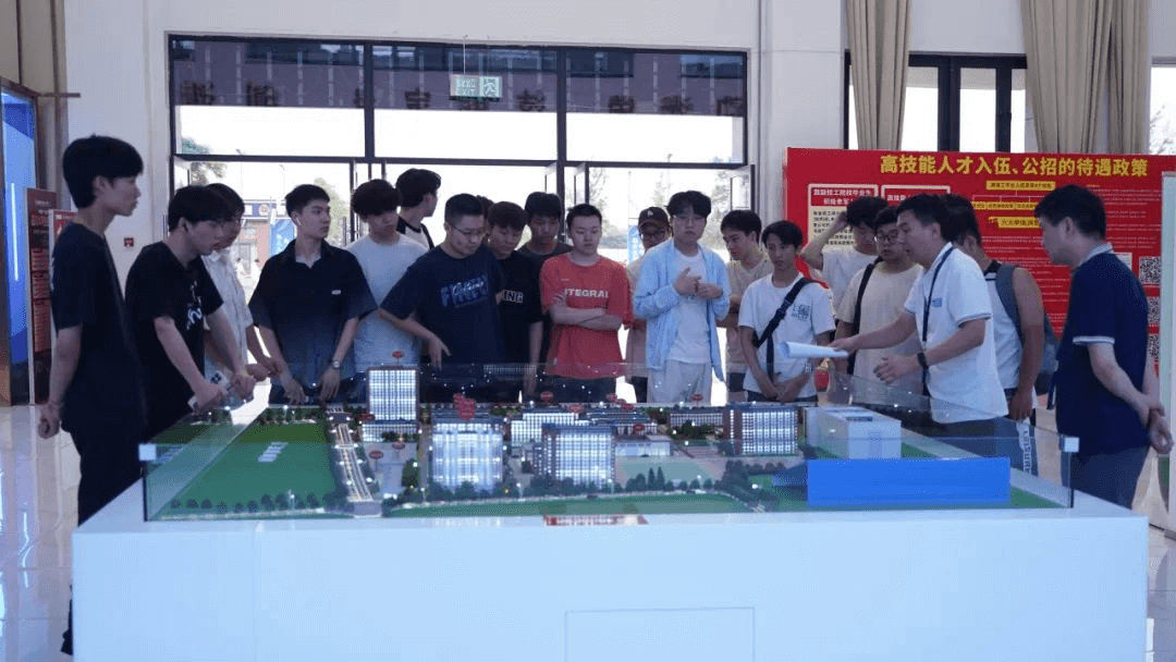 安徽省人民政府參事室領(lǐng)導(dǎo)蒞臨我校參觀指導(dǎo)