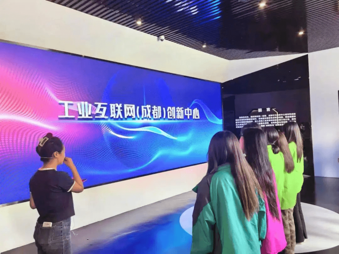 2024成都新華首批新生夏令營(yíng)活動(dòng)開營(yíng)