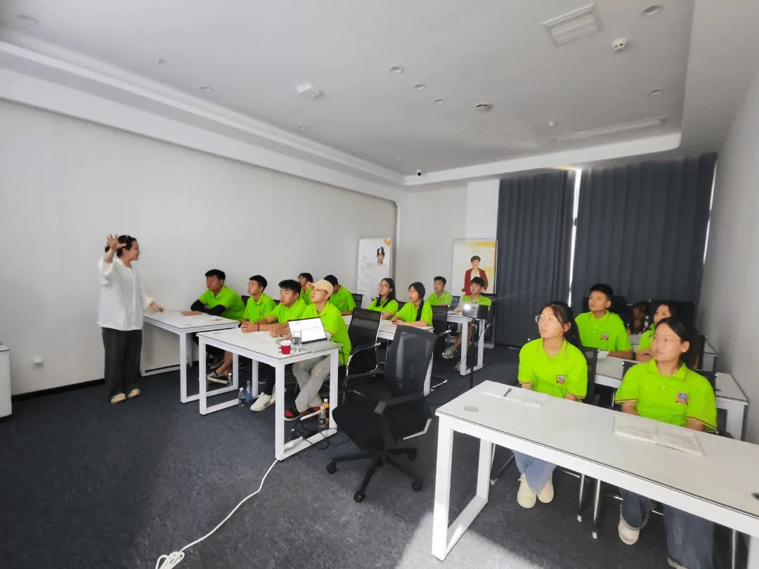 成都新華學子走進資陽數字經濟及電商直播基地