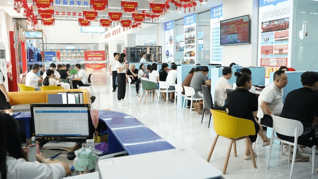 臨近九月開學，初高中生扎堆來校