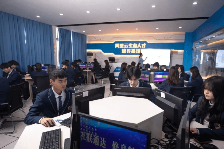 孩子想轉(zhuǎn)學(xué)學(xué)技術(shù),家長到底該不該支持?