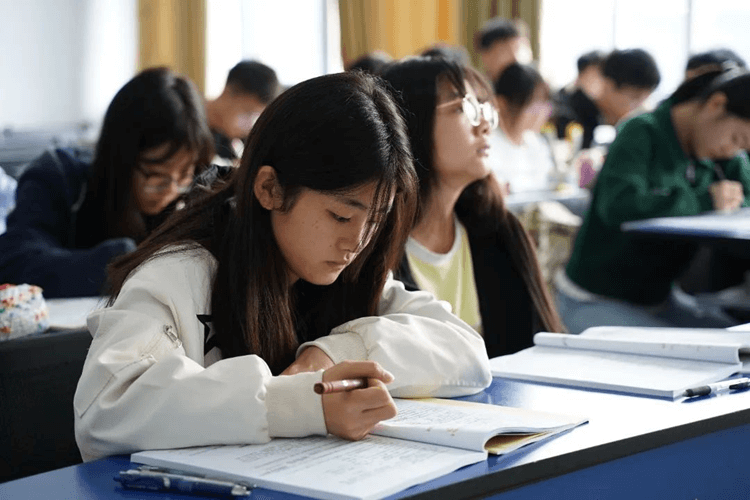 初中讀不下去了，可以來成都新華學技能嗎