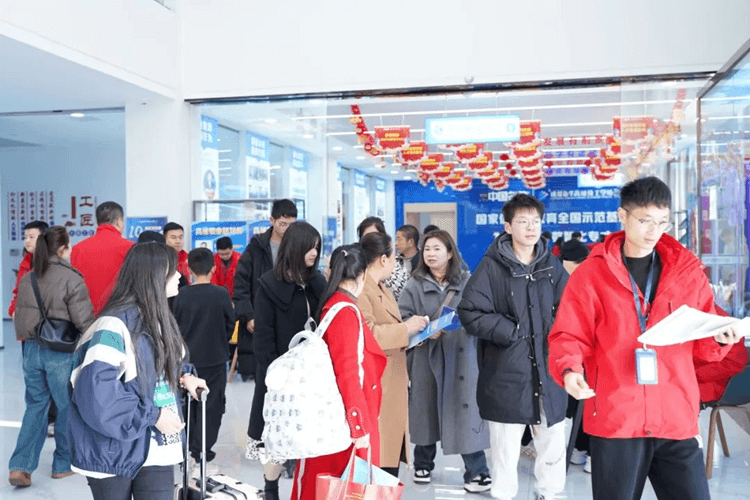 春季首批新生報到日|直擊成都新華報名現場,火爆