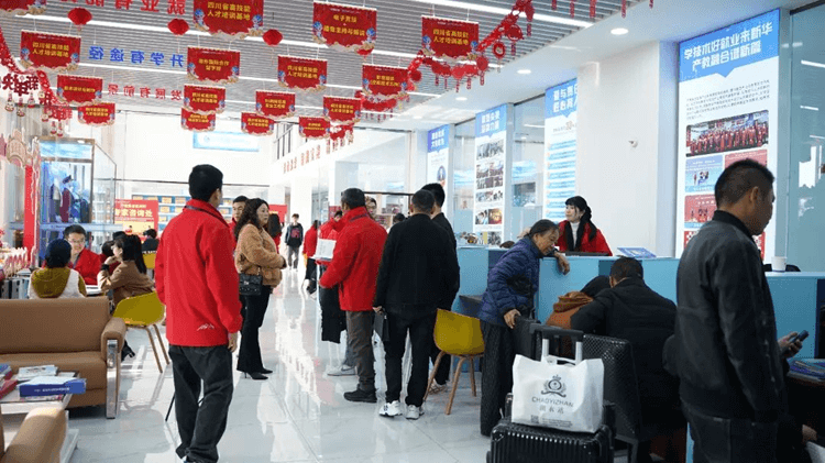 春季擇校為什么要選成都新華？聽(tīng)聽(tīng)他們?cè)趺凑f(shuō)